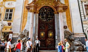 Asamkirche München - Menschen vor Kirchentüren.