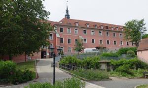 Behindertenwohnheim Himmelkron mit Turm der Klosterkirche