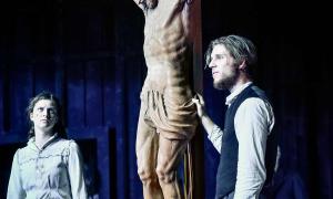 "Die Pest" in Oberammergau: Sophie Schuster als Zenz und Cengiz Görür als Vitus.