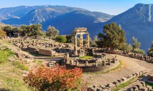 Der Rundtempel (Tholos) im Heiligtum der Athena Pronaia in Delphi.
