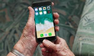 Seniorin am Smartphone