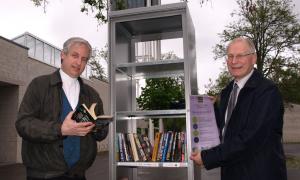 Bücherschrank vor dem ökumenischen Gemeindezentrum in Nürnberg-Langwasser 