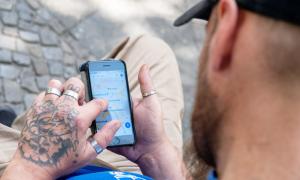 Obdachloser mit Smartphone