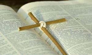 Holzkreuz auf Bibel