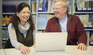 Sabine Jörk, Leiterin des "Digital-Kompass vor Ort" in München, und Siegfried Bauer vom Standort in Ingolstadt