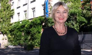 Gisela Hoffmann vor dem Gostner Hoftheater in Nürnberg