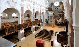 Altar und Ambo von Lutzenberger + Lutzenberger in St. Anna, Augsburg.