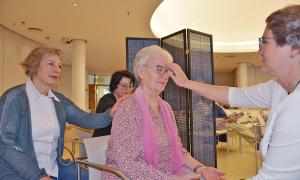 Salbung in der Kapelle des Uniklinikums Regensburg. Rechts: Pfarrerin Heidi Kääb, links: Karin Grabe.