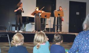 Andächtig lauschen die Kleinen der klassischen Musik
