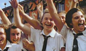 Doku »Jahre der Verführung« - München, 1937, »Tag der Deutschen Kunst«: begeisterte Mädchen und ein Meer aus Hakenkreuzfahnen