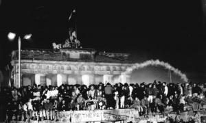 Silvester 1989/90 vor dem Brandenburger Tor