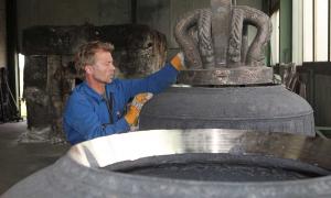 Thomas Lachenmeyer passt eine Glockenkrone ein