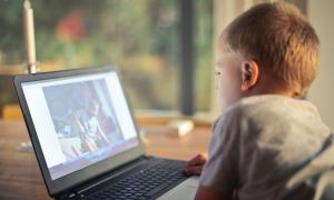 Kind Laptop Video Internet Computer
