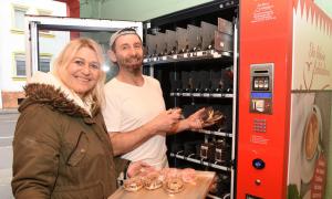 Deutschlands erster und einziger Lebkuchenautomat von der kleinen Schleckerei im mittelfränkischen Schwabach lockt nicht nur mit Blattgold-Lebkuchen und Stollen, sondern auch mit Donuts für die Schüler der nahegelegenen Schule.