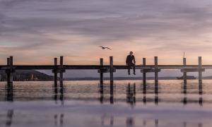 »Wann fliegst du wieder los?« Songpoet Andi Weiss am Starnberger See.