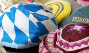 Terry Swartzberg sammelt Kippas, das ist die traditionelle Kopfbedeckung der jüdischen Männer. Da er in München lebt, gibt es in der Sammlung spezielle, bayerische Anfertigungen
