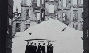 Diakonieschwestern in München vor Ruinen nach dem Zweiten Weltkrieg