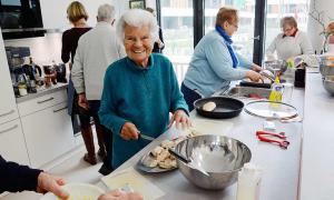 Inge Hitzler beim Kochen im SIGENA-Stützpunkt in Nürnberg