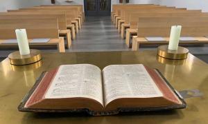 Altar und Bibel in der Christuskirche Tutzing