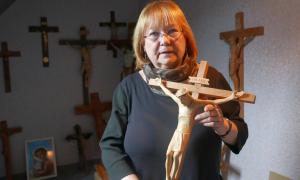 Die Schwabacherin Marianne Lachmann rettet Kruzifixe vor der Entsorgung im Müll.