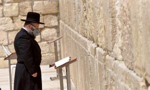 Jerusalem / Corona: Beter an der Klagemauer (Kotel).