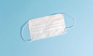 Corona Maske hellblauer Hintergrund