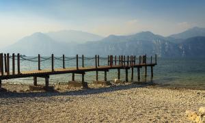 Gardasee Wasser Steg Berge Italien