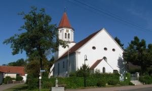 Blick auf die Nikolaikirche in Bächingen