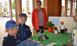 Der vierjährigen Noah und Joshua (6) begeistern sich für die Bibelszenen in der Maria-Magdalena-Kirche in Regensburg-Burgweinting