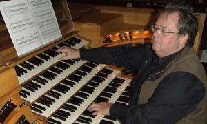 Komponist Enjott Schneider an der Orgel