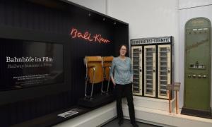 Kuratorin Ursula Bartelsheim im Kino-Bereich der Dauerausstellung "Bahnhofszeiten" im DB Museum Nürnberg.