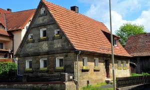 Große Schmuckelemente unterhalb der Fenster, meist mit religiösem Inhalt, zieren Bauernhäuser im Bayreuther Raum.