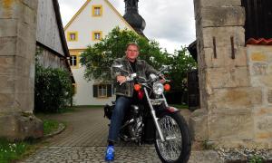 Ein Mann sitzt auf einem Motorrad