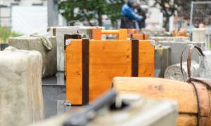 Der "DenkOrt Deportationen" in Würzburg erinnert mit einem Denkmal von dutzenden Koffern und Bündeln an die Nazi-Gräuel.