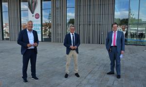 Von links: Sportlegende Alois Schloder, Kunstminister Bernd Sibler und Richard Loibl, Direktor des Hauses der Bayerischen Geschichte