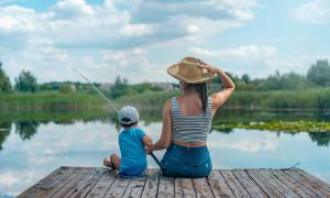 Mutter und Kind am See