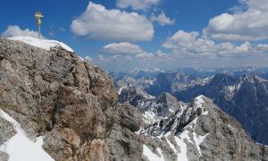 Zugspitze Gipfel Gipfelkreuz Berg Alpen höchster Berg Deutschland Symbol