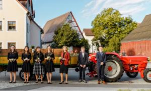 Konfirmanden aus Offenhausen (Nürnberger Land) vor einem Traktor