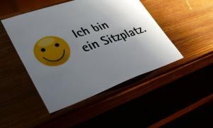 Ein Sitzplatz in Corona-Zeiten in der Reformations-Gedächtnis-Kirche Maxfeld
