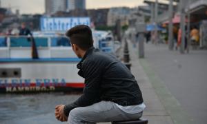 Flüchtling Geflüchteter Einsamkeit einsam Symbol