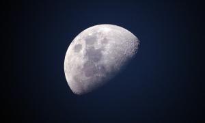 Der Mond, halb zu sehen
