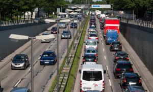 Autos stecken im Verkehr fest