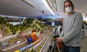Pfarrer Martin Hoepfner bei Video-Aufnahmen mit dem Sonderzug der Maus-Sendung
