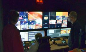 Etliche Monitore zeigen die Bilder der fünf Kameras