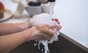 Hände werden mit Seife gewaschen