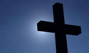 Kreuz im Gegenlicht