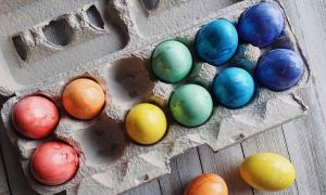 Bunte Ostereier in der Eierpappe