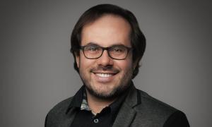 Ein Mann mit Brille