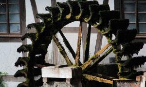 Holzrad einer Wassermühle