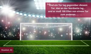 Ein Fußballtor in einem Stadion mit dem Bibeltest Hesekiel 40: "Und ein Tor lag gegenüber diesem Tor, das an der Nordseite lag... und er maß 100 Ellen von einem Tor zum anderen."